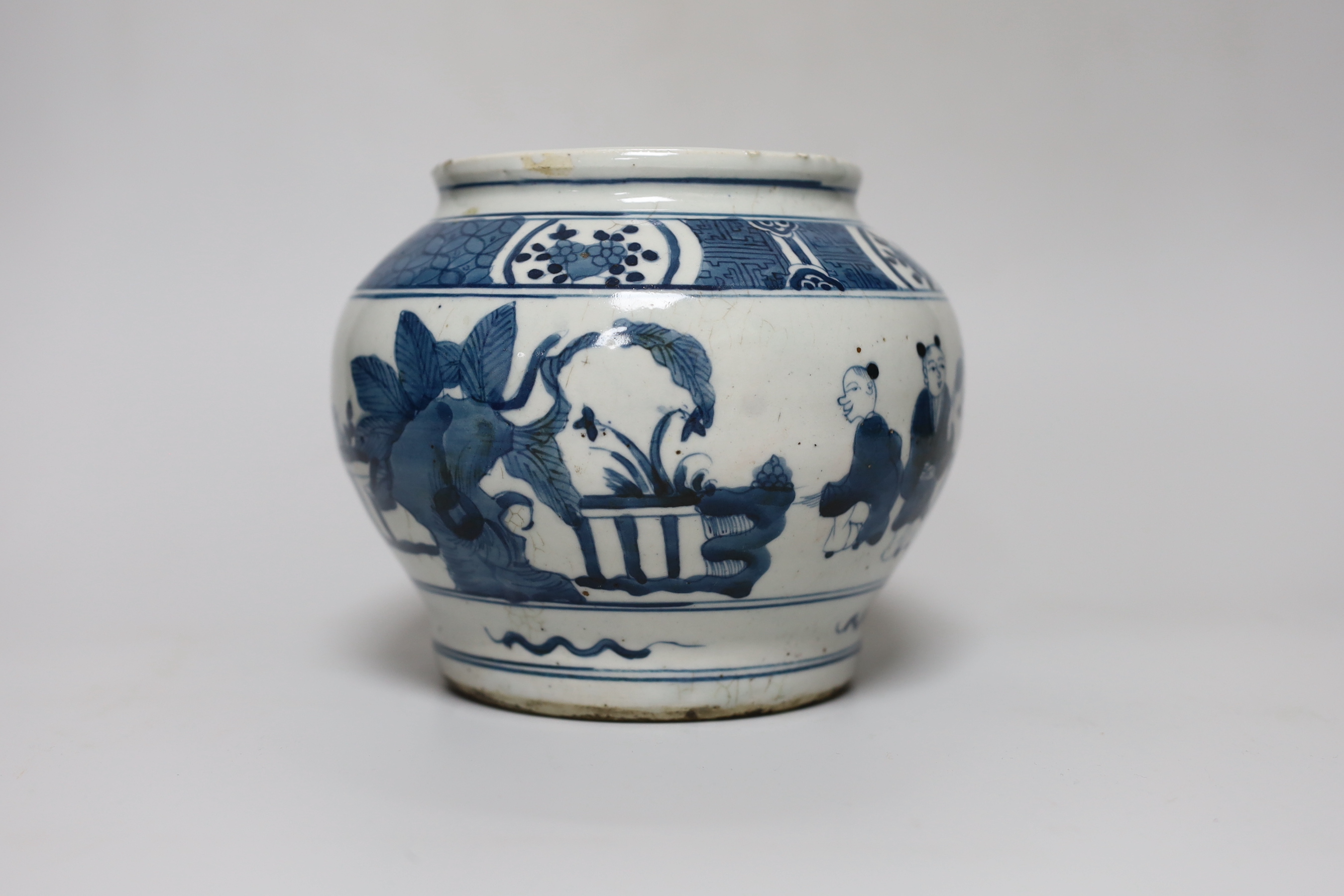 A Chinese blue and white Ming style vase, 13cm